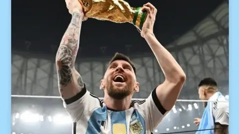 “亲临亚马尔WWE赛事，与兰迪-奥顿等顶级巨星同框，挥舞腰带共庆合影”